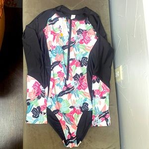 NWT Long sleeve one piece swimsuit with a zippered front. Very flattering fit.